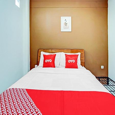 Oyo 90248 D'Em Homestay Family Kediri  Eksteriør billede